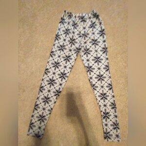 Black and White  Snowflake Patterned Leggings
